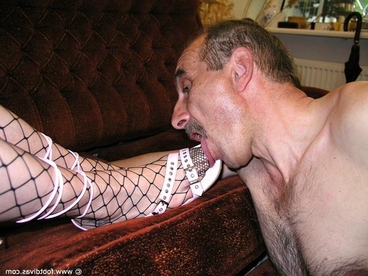 11P Une brune se fait lécher les pieds couverts de résille par un vieil homme