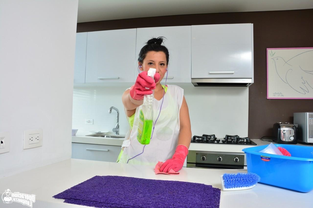 17P A atrevida empregada latina Otalia Barrios acaricia peitos grandes de perto com luvas de borracha