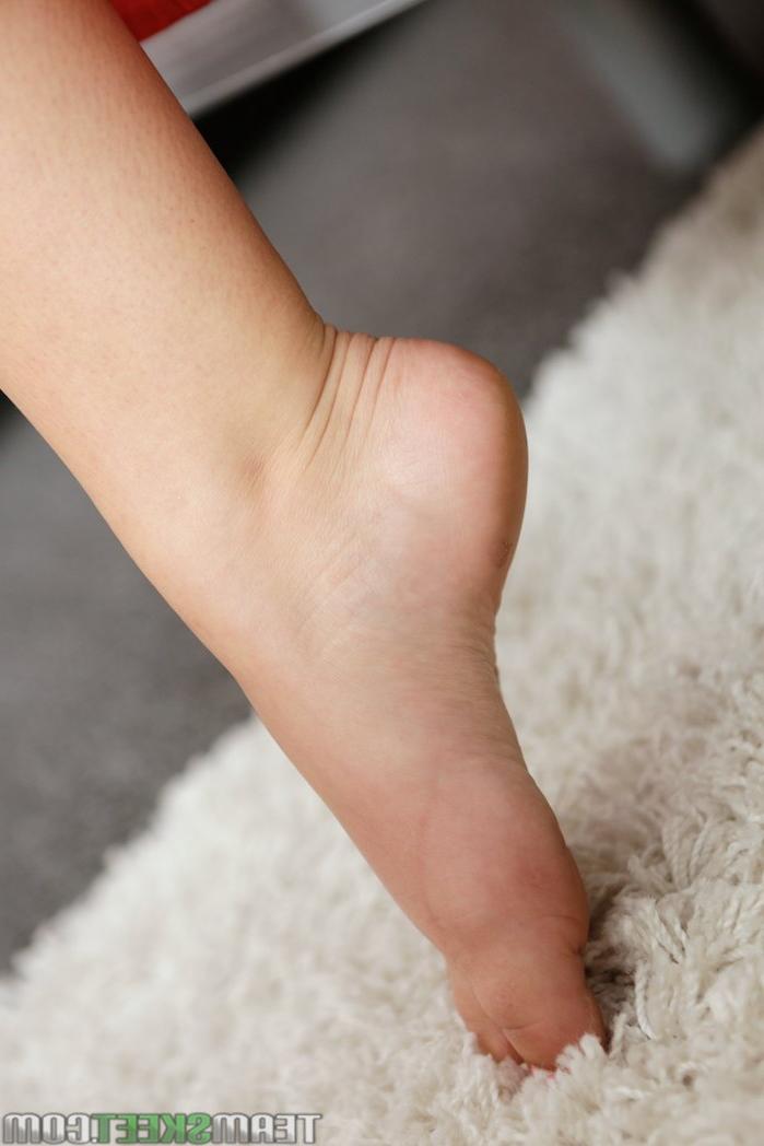 18P La delgada morena Teddi Rae se desnuda y muestra su coño afeitado