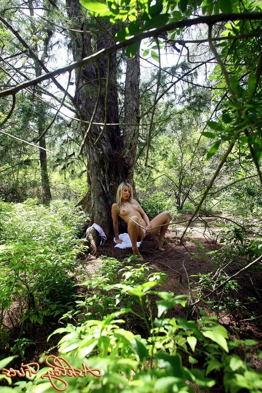 18P A loira super safada Ashley Fires deixa a bucetinha encharcada na floresta