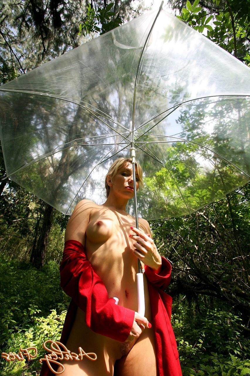 18P A loira super safada Ashley Fires deixa a bucetinha encharcada na floresta
