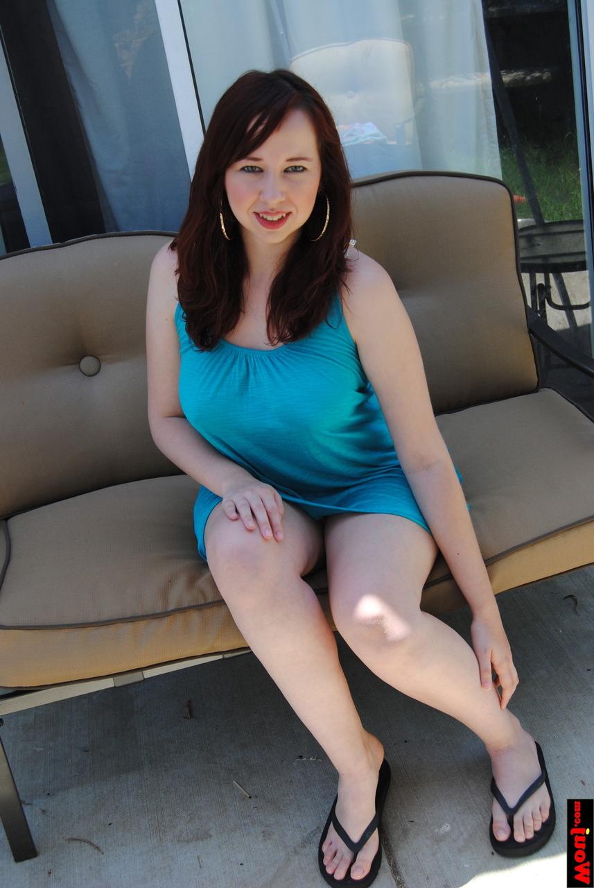 15P Belle grosse amatrice posant dans sa robe, son short et ses tongs