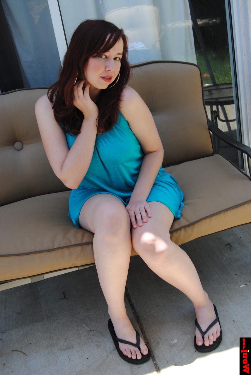 15P Belle grosse amatrice posant dans sa robe, son short et ses tongs