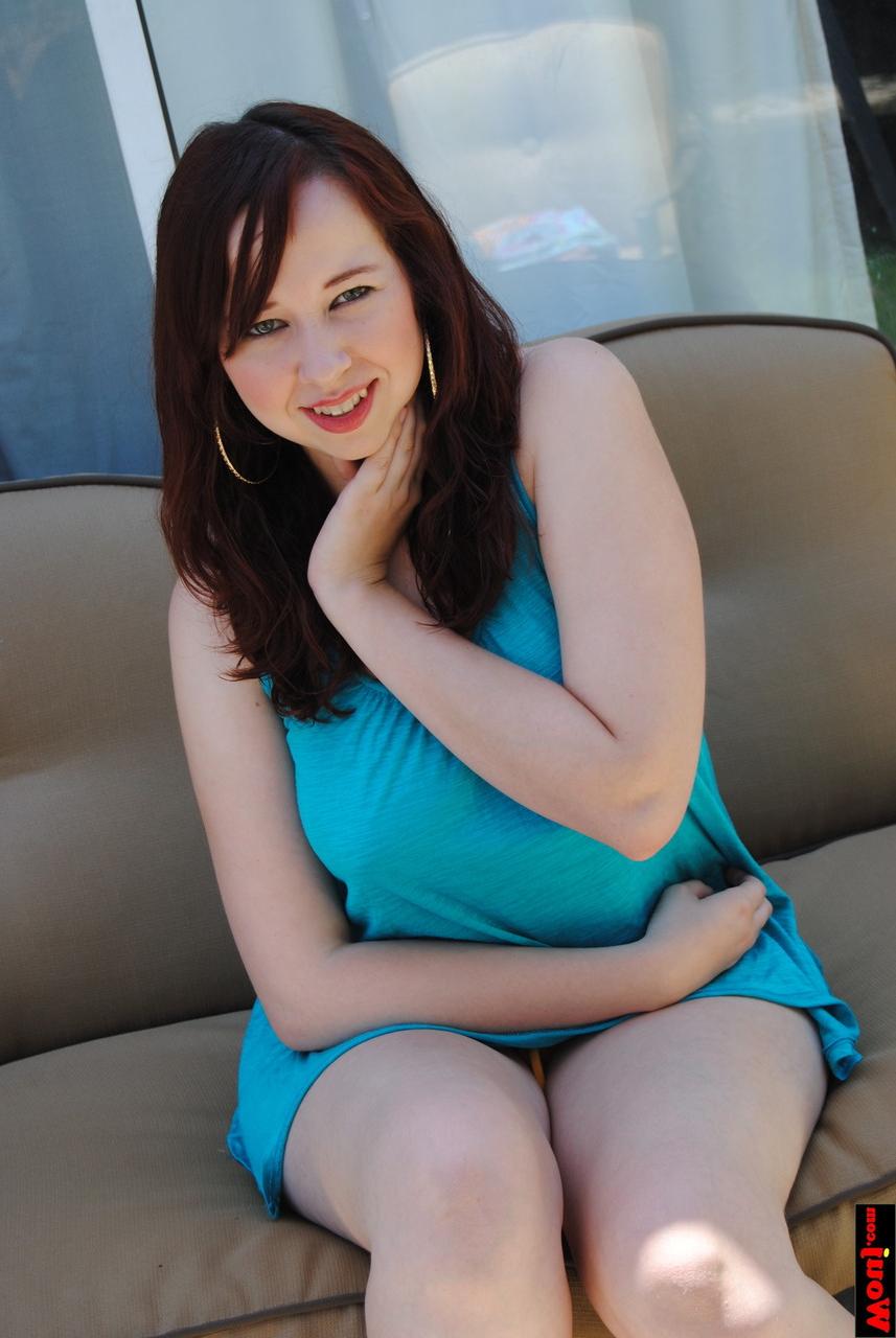 15P Belle grosse amatrice posant dans sa robe, son short et ses tongs