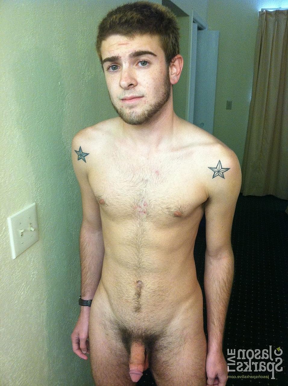20P El lindo chico gay Brandon Atkins se sienta en la dura polla de Max Bassett y la monta