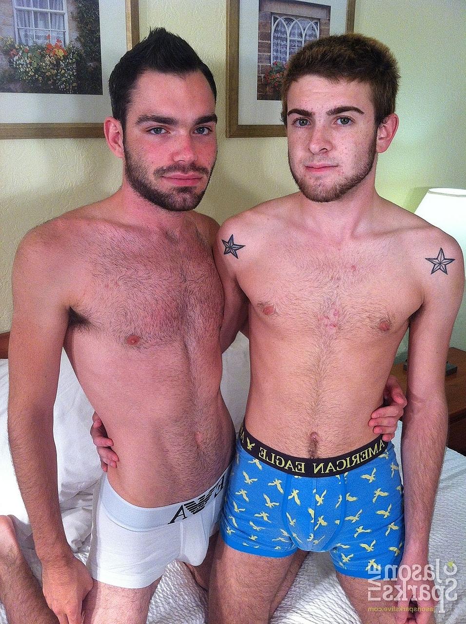 20P El lindo chico gay Brandon Atkins se sienta en la dura polla de Max Bassett y la monta
