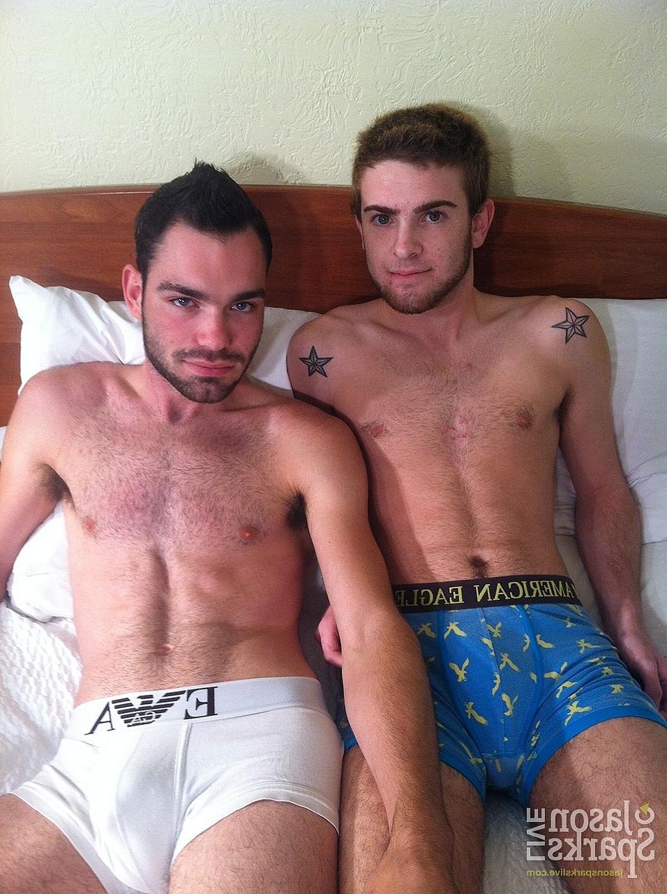 20P El lindo chico gay Brandon Atkins se sienta en la dura polla de Max Bassett y la monta