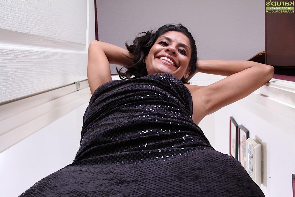16P Latina sexy MILF Tommy Boy escorregando de salto agulha e buceta piscando