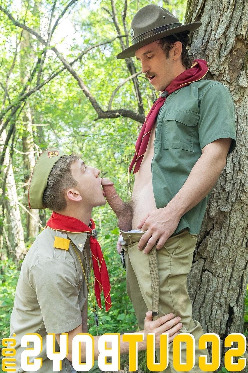 20P Gays excitados Scoutmaster McKeon e Scoutmaster Stone fodem na floresta