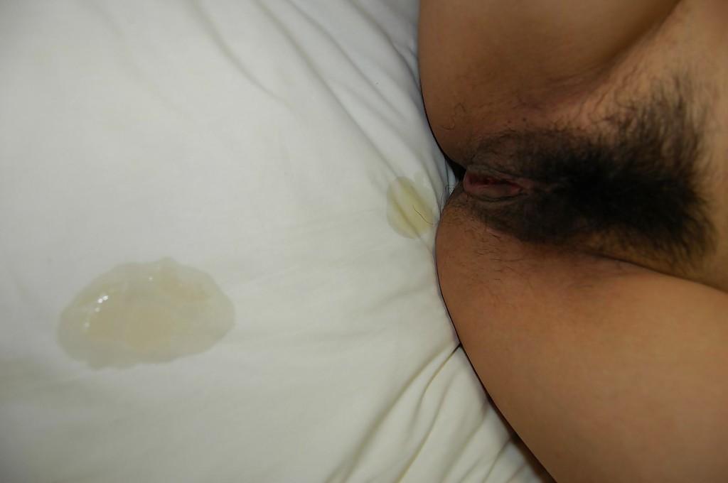 16P Der asiatische Teenager in Strümpfen Minami Ozaki gibt ihm einen Blowjob und wird gevögelt