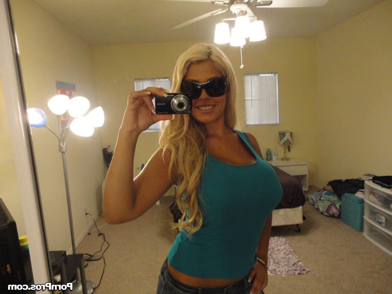 17P Incrível loira MILF com peitos enormes Bridgette B mostrando seu corpo fabuloso
