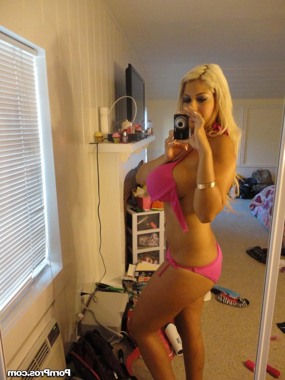 17P Incrível loira MILF com peitos enormes Bridgette B mostrando seu corpo fabuloso