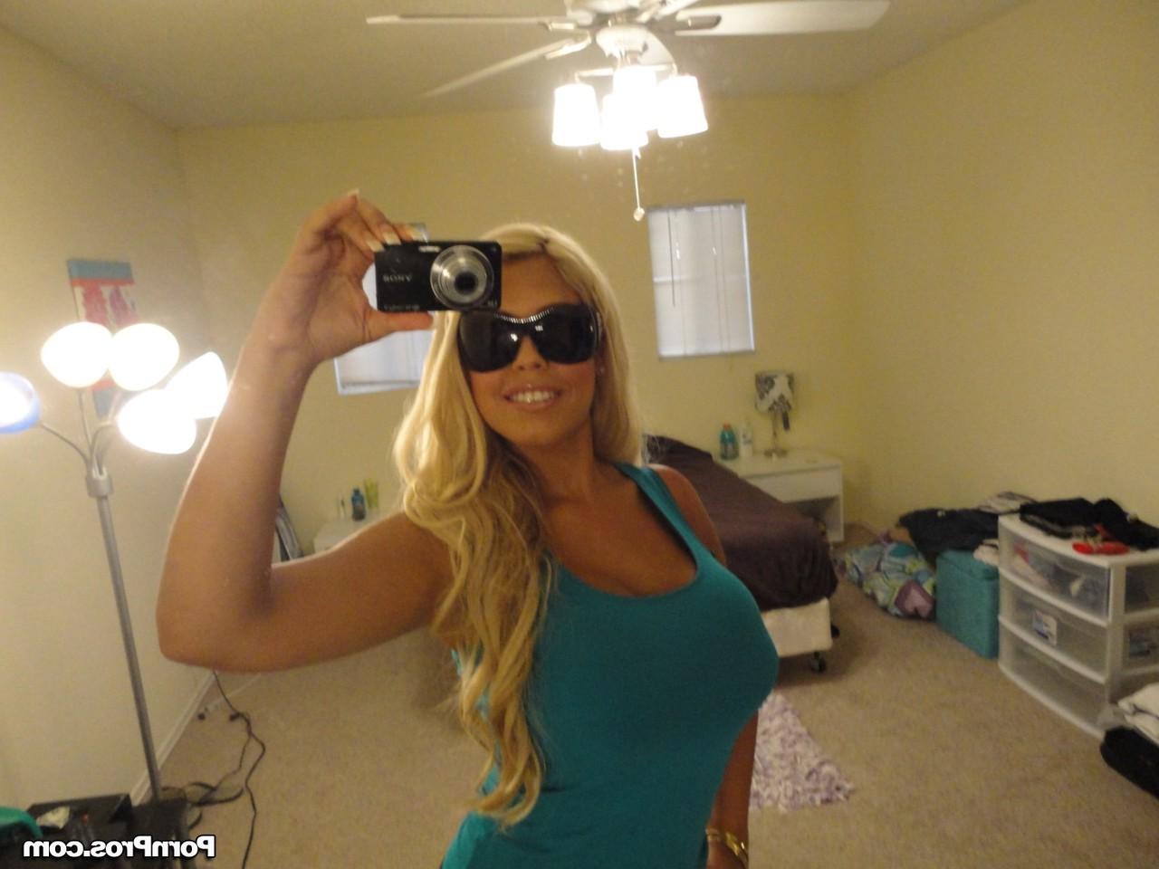 17P Incrível loira MILF com peitos enormes Bridgette B mostrando seu corpo fabuloso