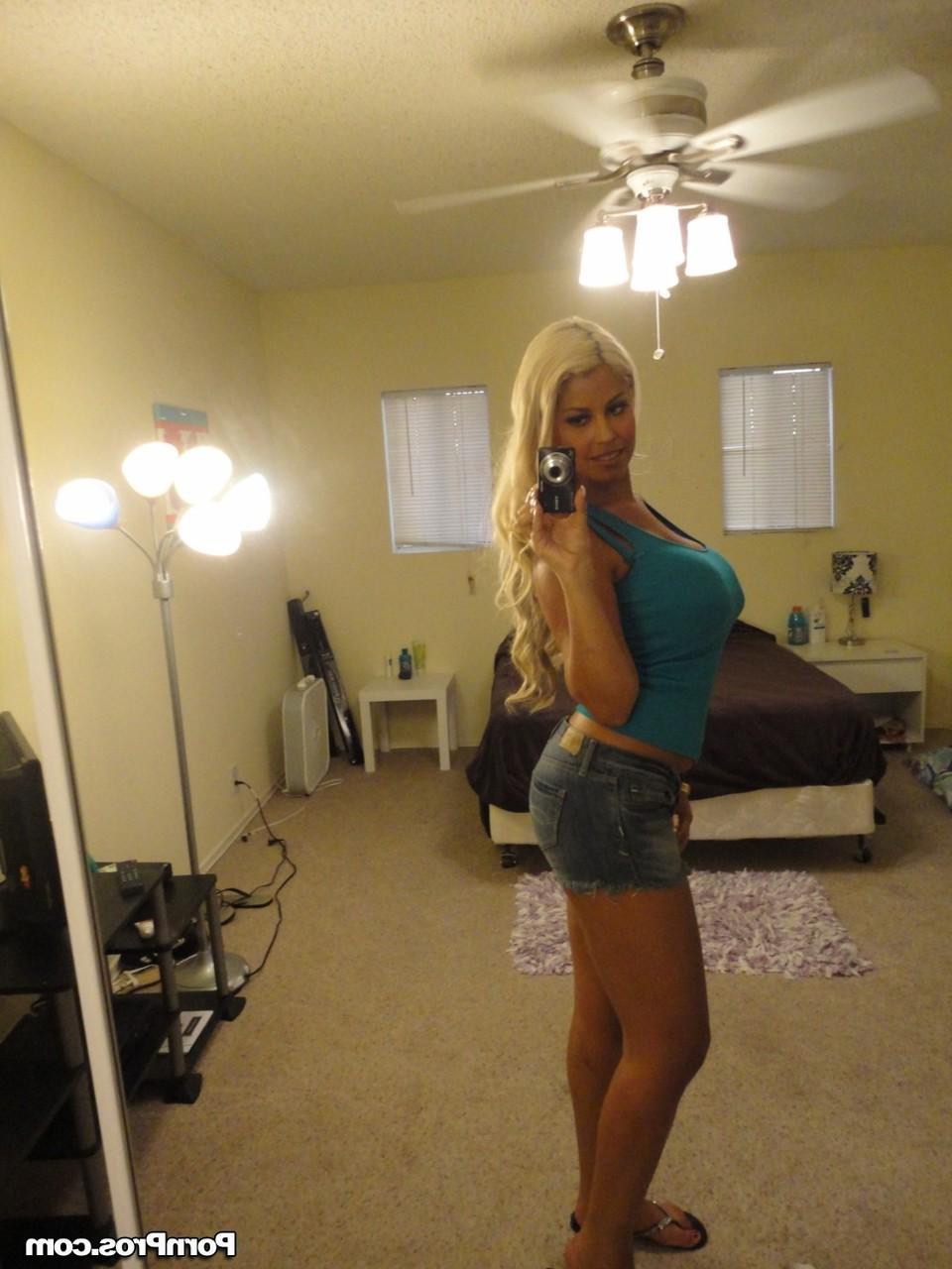 17P Incrível loira MILF com peitos enormes Bridgette B mostrando seu corpo fabuloso
