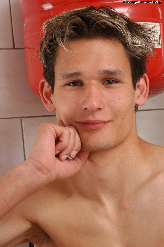 20P A fofa loira gay Jaroslav masturbando seu pau sem cortes na máquina de lavar