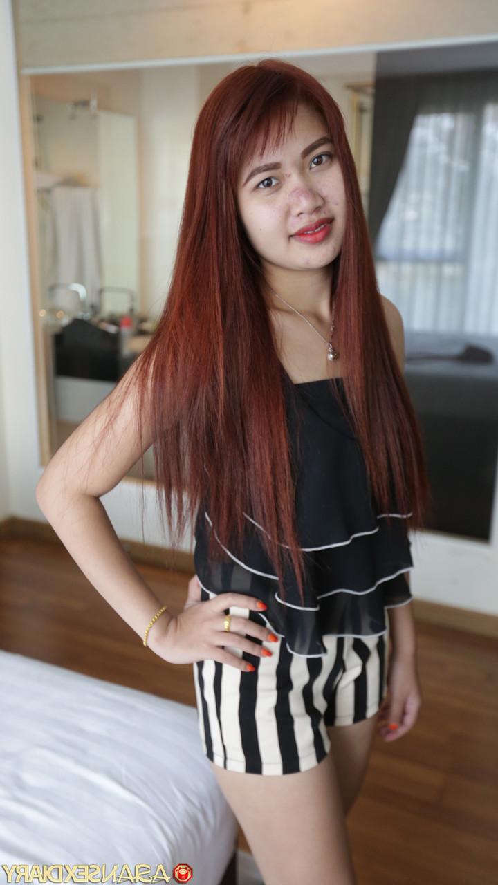 20P Die rothaarige asiatische Teenagerin Wan C enthüllt ihren heißen Körper und genießt POV-Sex