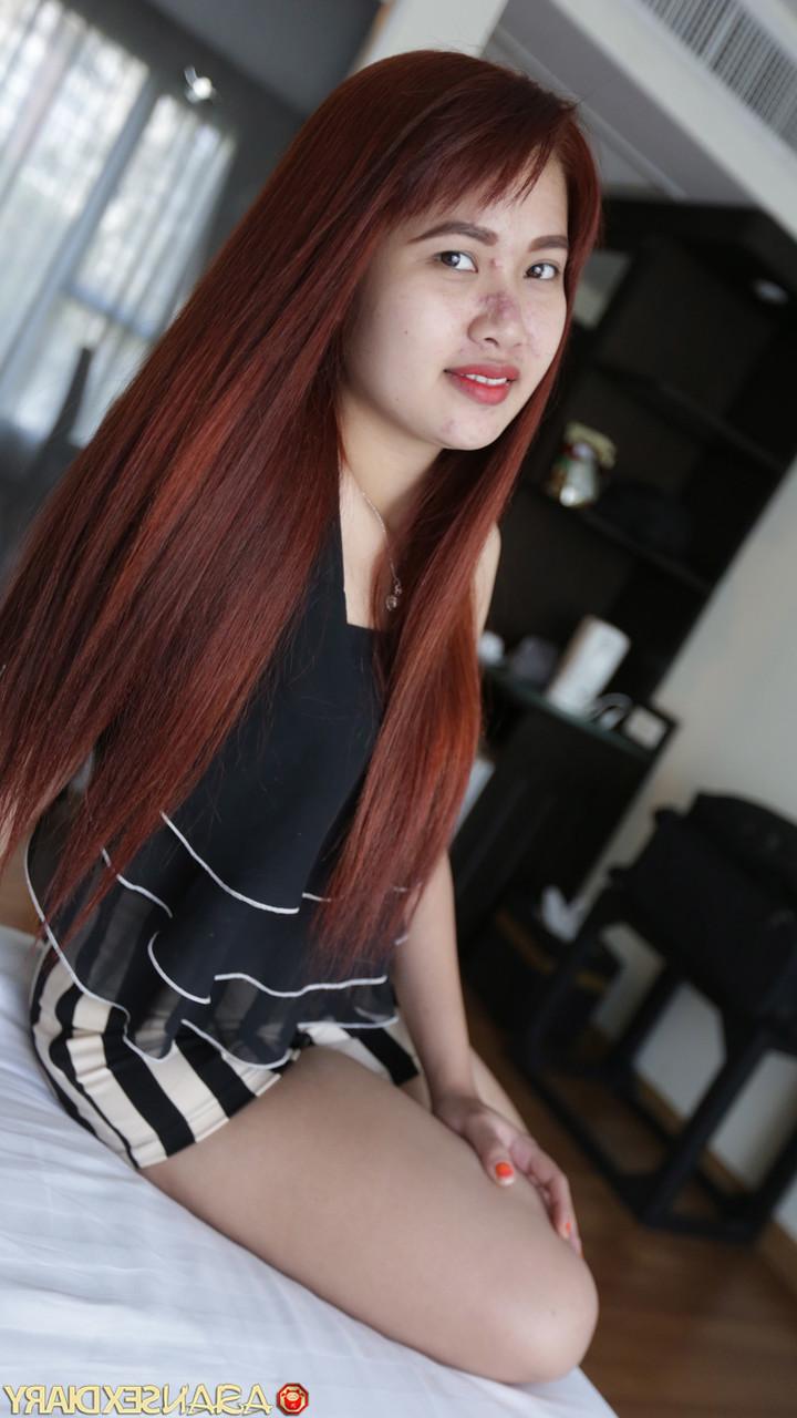 20P Die rothaarige asiatische Teenagerin Wan C enthüllt ihren heißen Körper und genießt POV-Sex