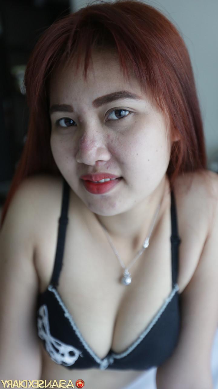 20P Die rothaarige asiatische Teenagerin Wan C enthüllt ihren heißen Körper und genießt POV-Sex