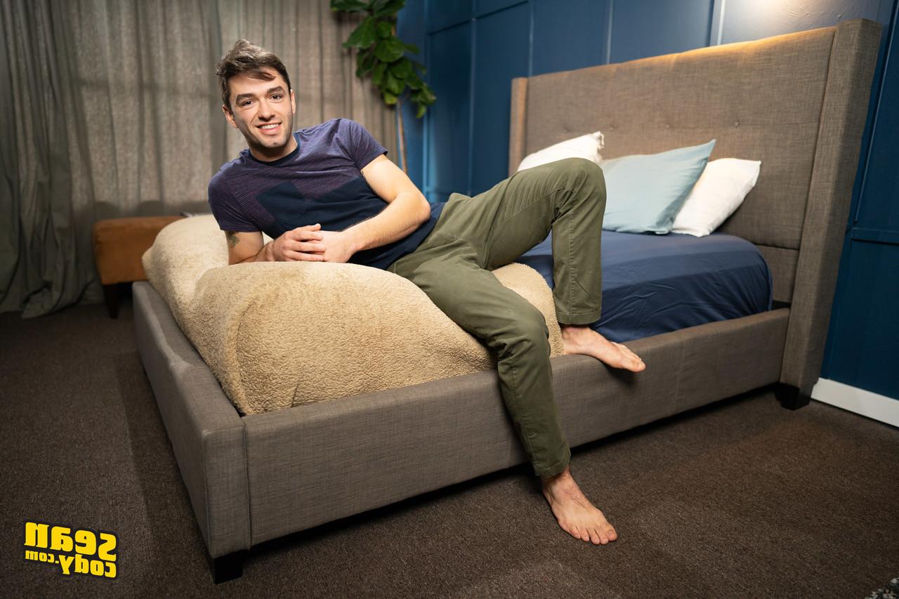 15P Os gays musculosos Nicky e Cam perfuram a bunda um do outro na cama