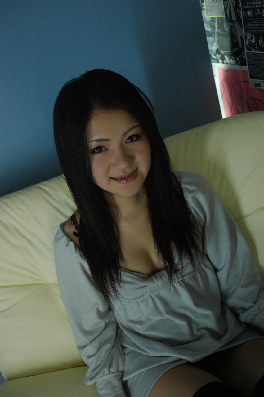 20P Die japanische Amateurin Sanae Fujii entblößt ihren geilen Arsch und spielt mit ihrer Fotze