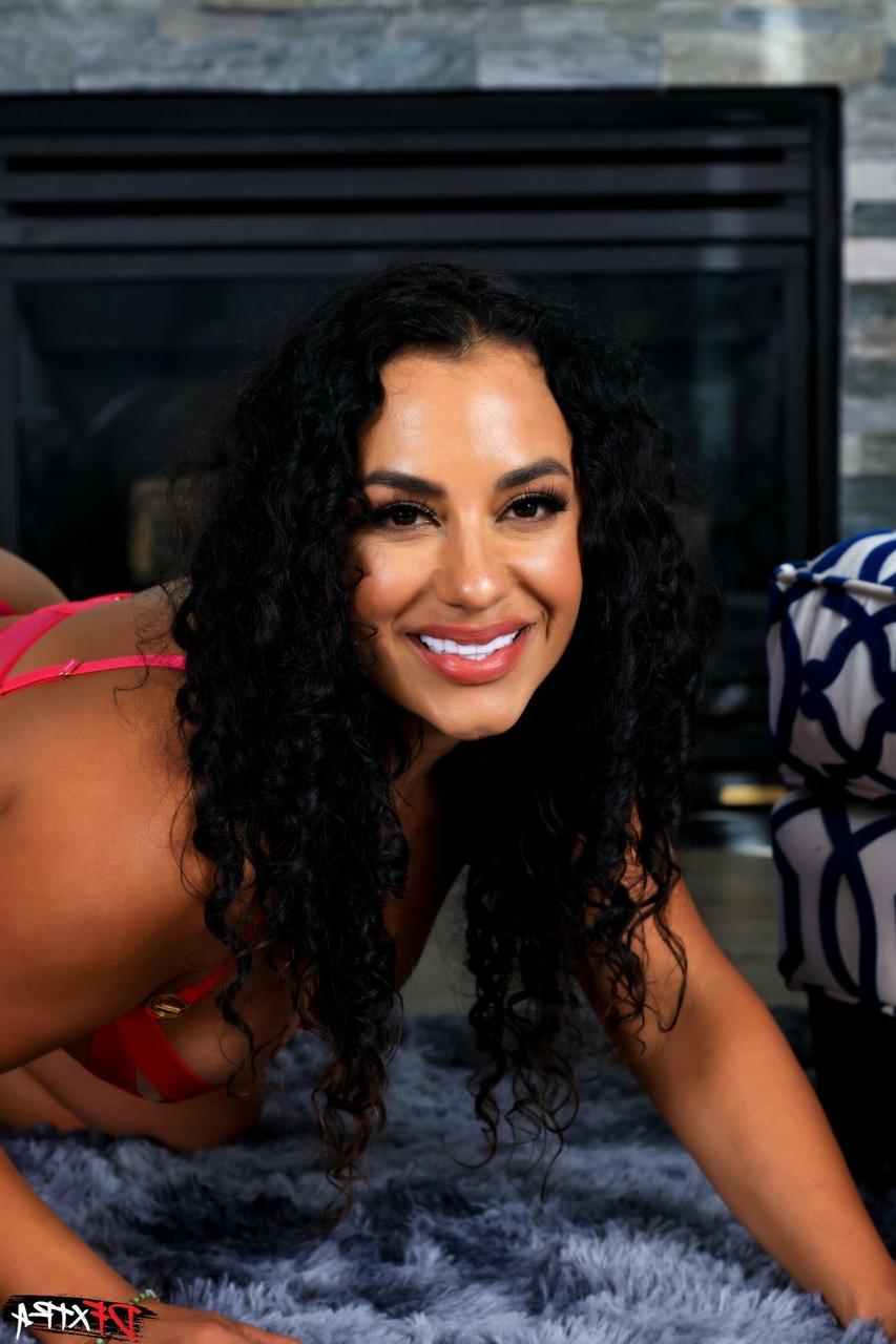 20P Linda MILF Brianna Bourbon faz um tratamento facial depois de desfrutar de um grande galo negro