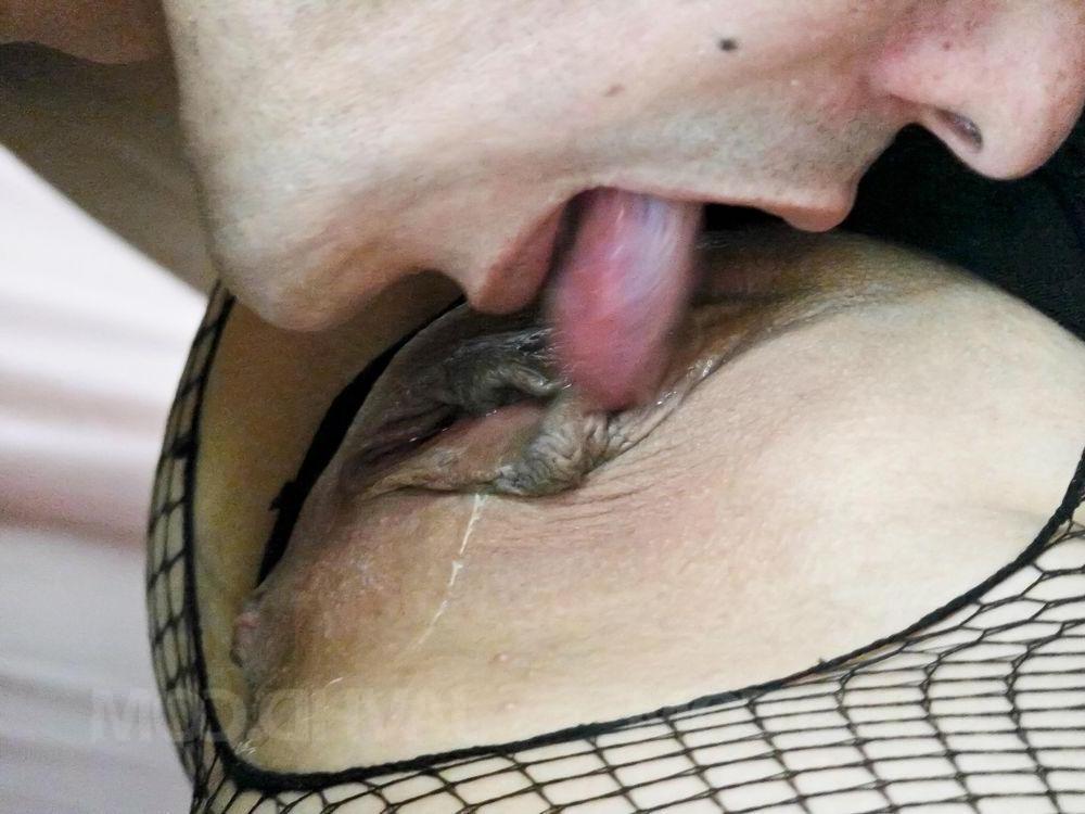 15P A japonesa Yurika Gotou ostenta um creampie depois de foder em um bodystocking
