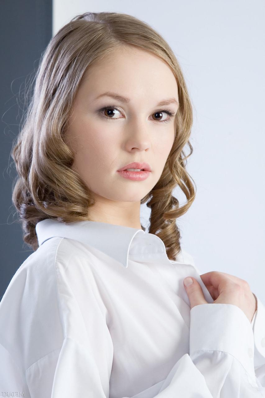 20P Die glamouröse Teenagerin Caesaria A zieht ihr weißes Hemd aus und posiert nackt