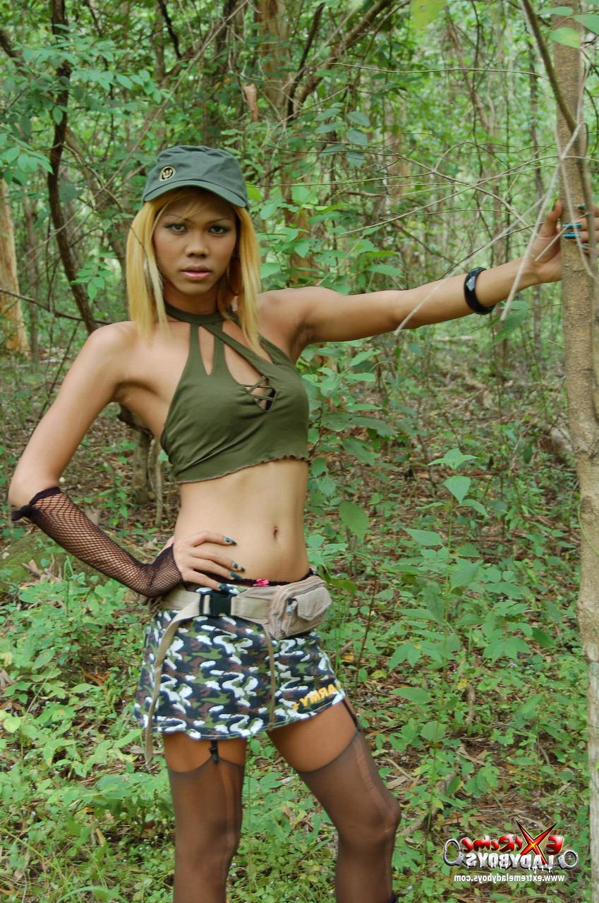 20P La sale transsexuelle Chompoo montre sa bite et s'agenouille pour sucer une bite dans les bois.