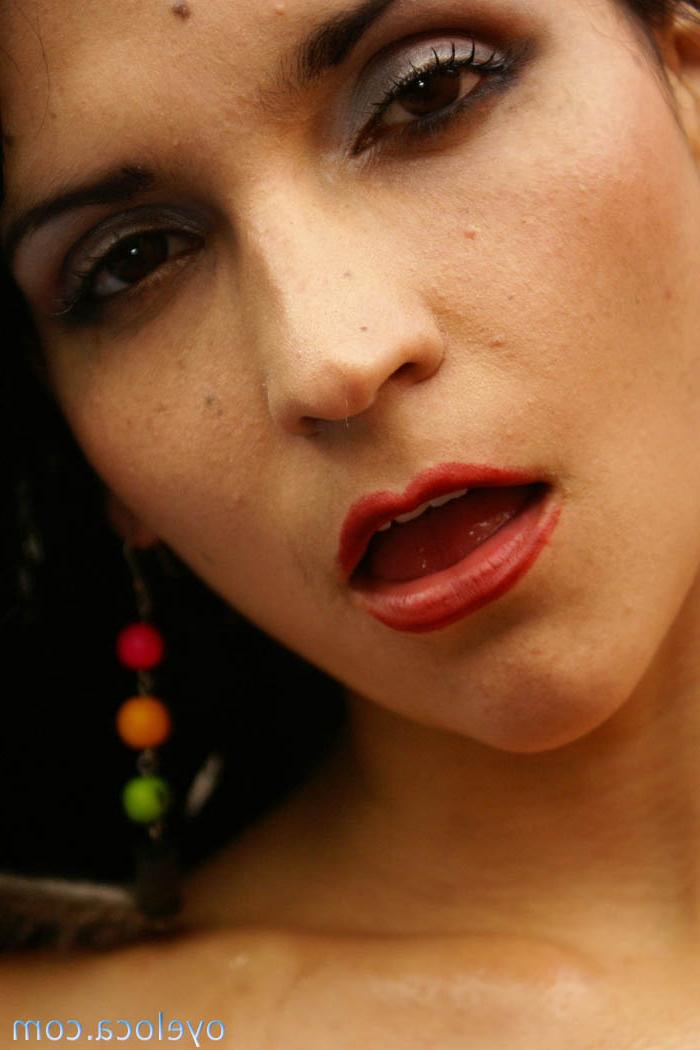 20P Das reife Latina-Babe Marianna Delgado zieht sich aus und posiert sexy im Freien