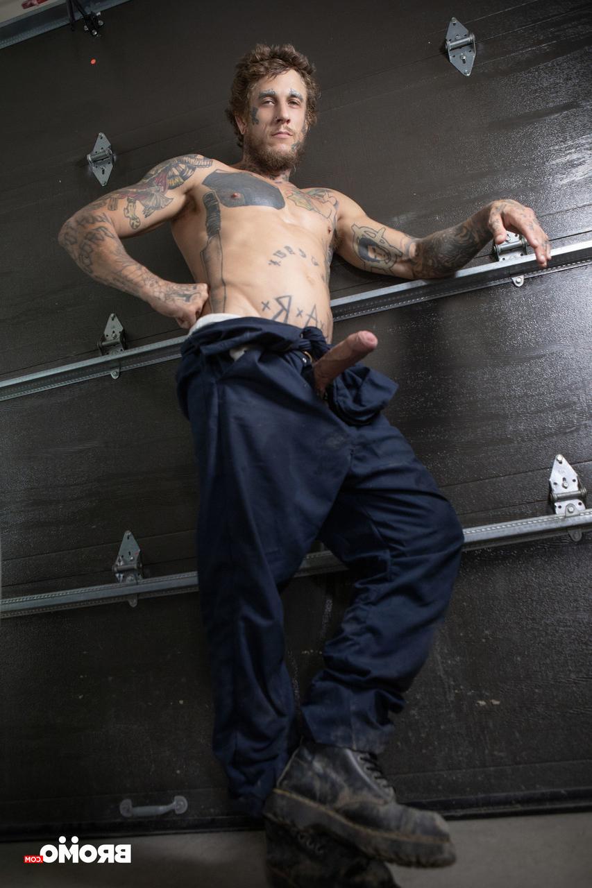 20P O mecânico gay tatuado Bo Sinn fode seu cliente Skyy Knox na bunda