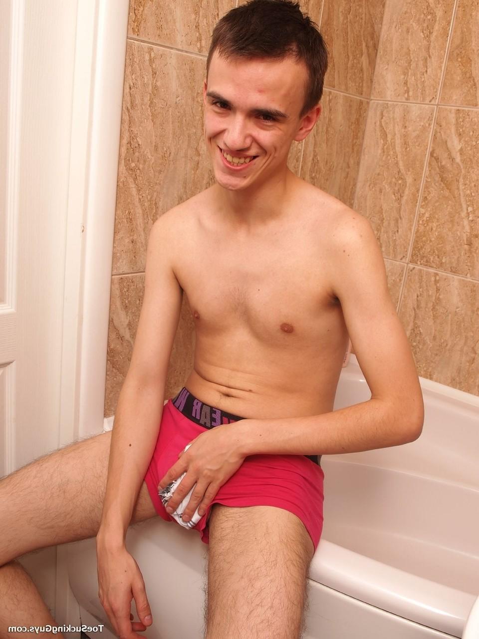 20P Dan gay magro tira sua calcinha rosa e se masturba em uma banheira cheia