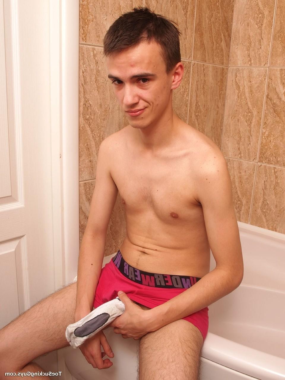 20P Dan gay magro tira sua calcinha rosa e se masturba em uma banheira cheia