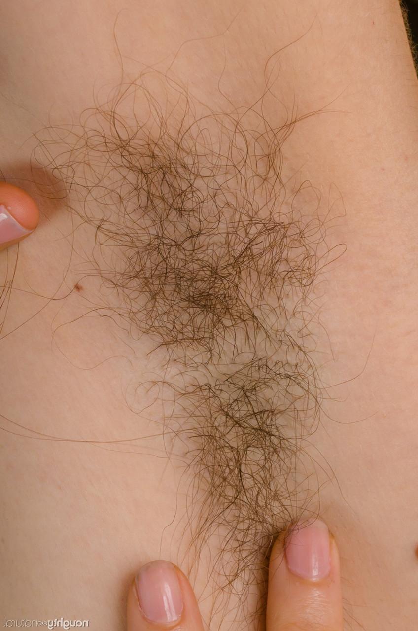 20P Gata morena com uma bunda gostosa Jane Vervain exibe seu arbusto na floresta