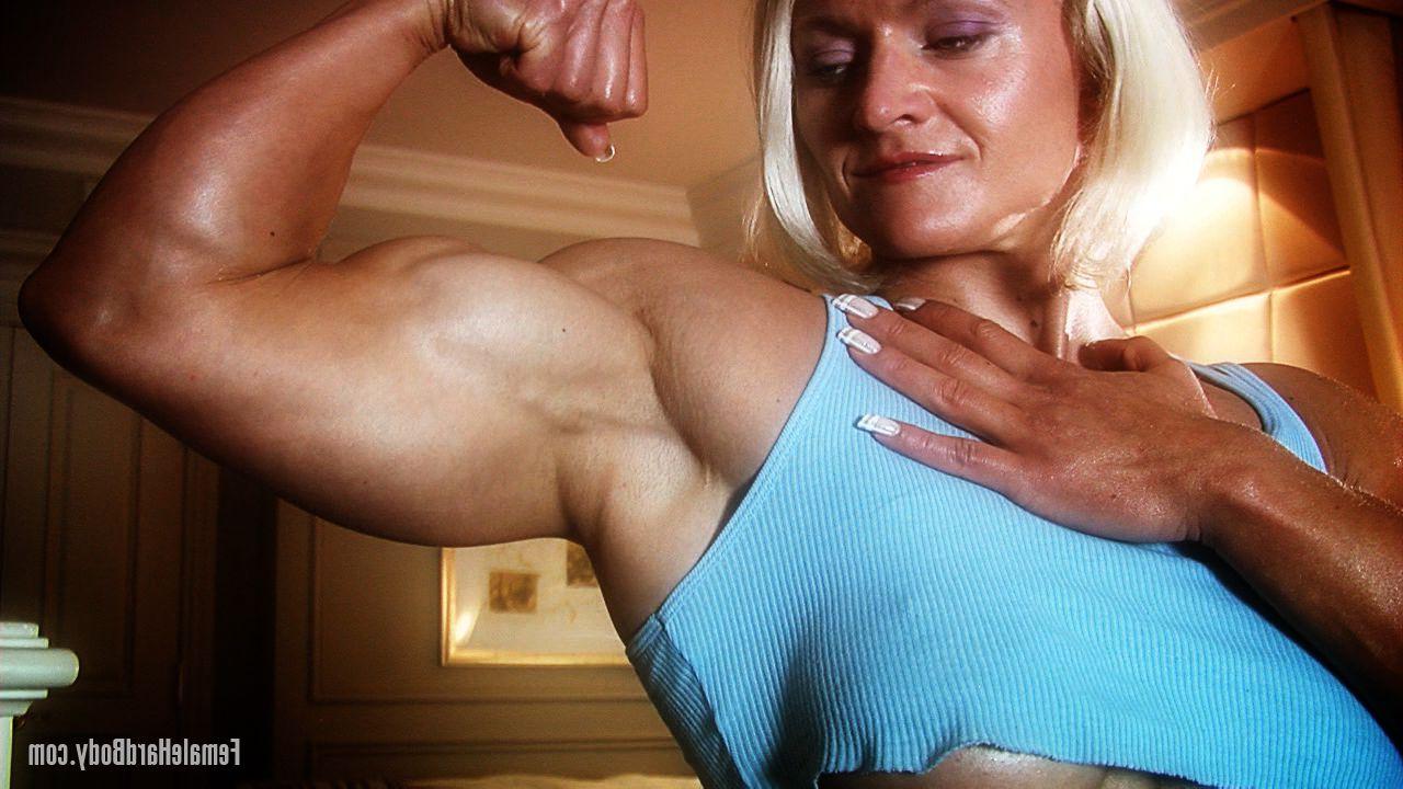 20P La bodybuilder mature Brigita Brezovac montre ses seins tout en montrant ses muscles.