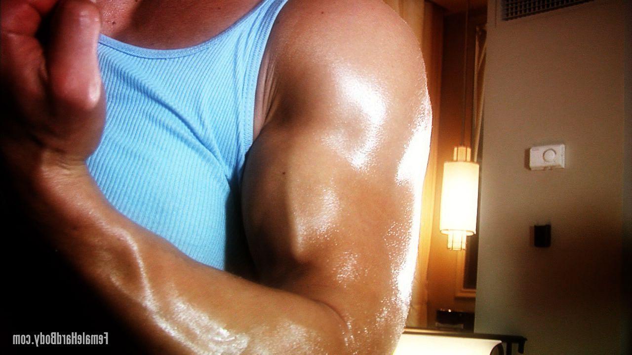 20P La bodybuilder mature Brigita Brezovac montre ses seins tout en montrant ses muscles.