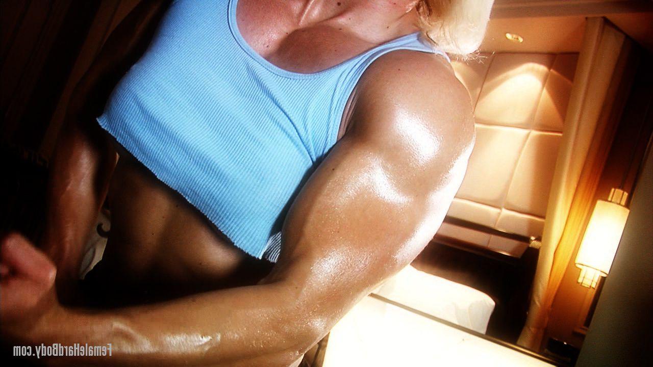 20P La bodybuilder mature Brigita Brezovac montre ses seins tout en montrant ses muscles.