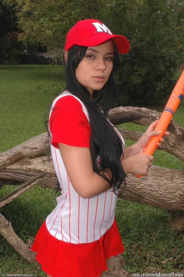 15P A garota latina de cabelos escuros Isabella se masturba com um brinquedo sexual em um cobertor