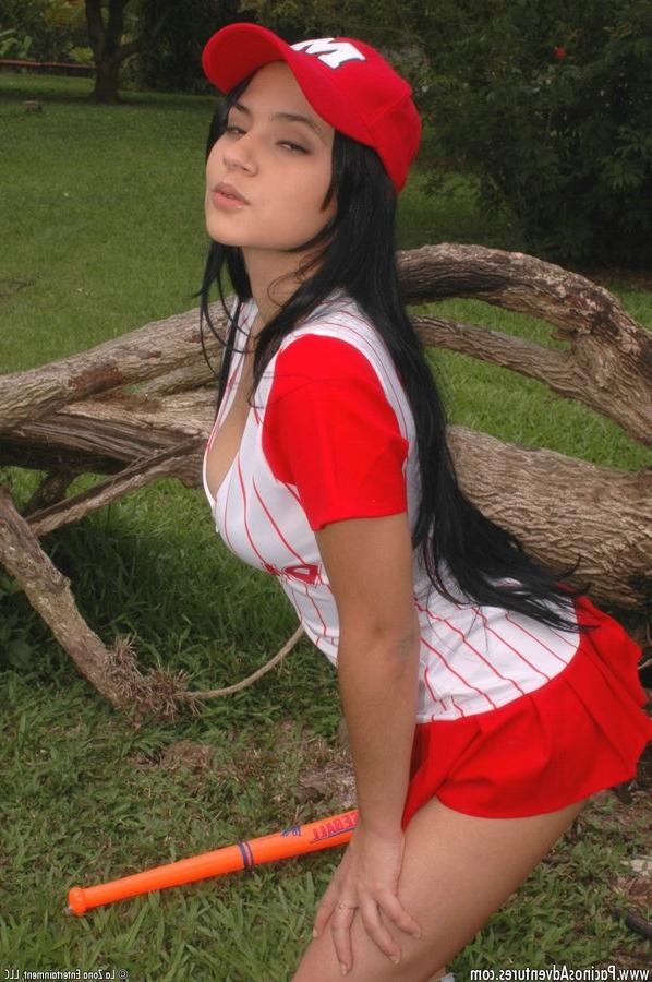 15P A garota latina de cabelos escuros Isabella se masturba com um brinquedo sexual em um cobertor