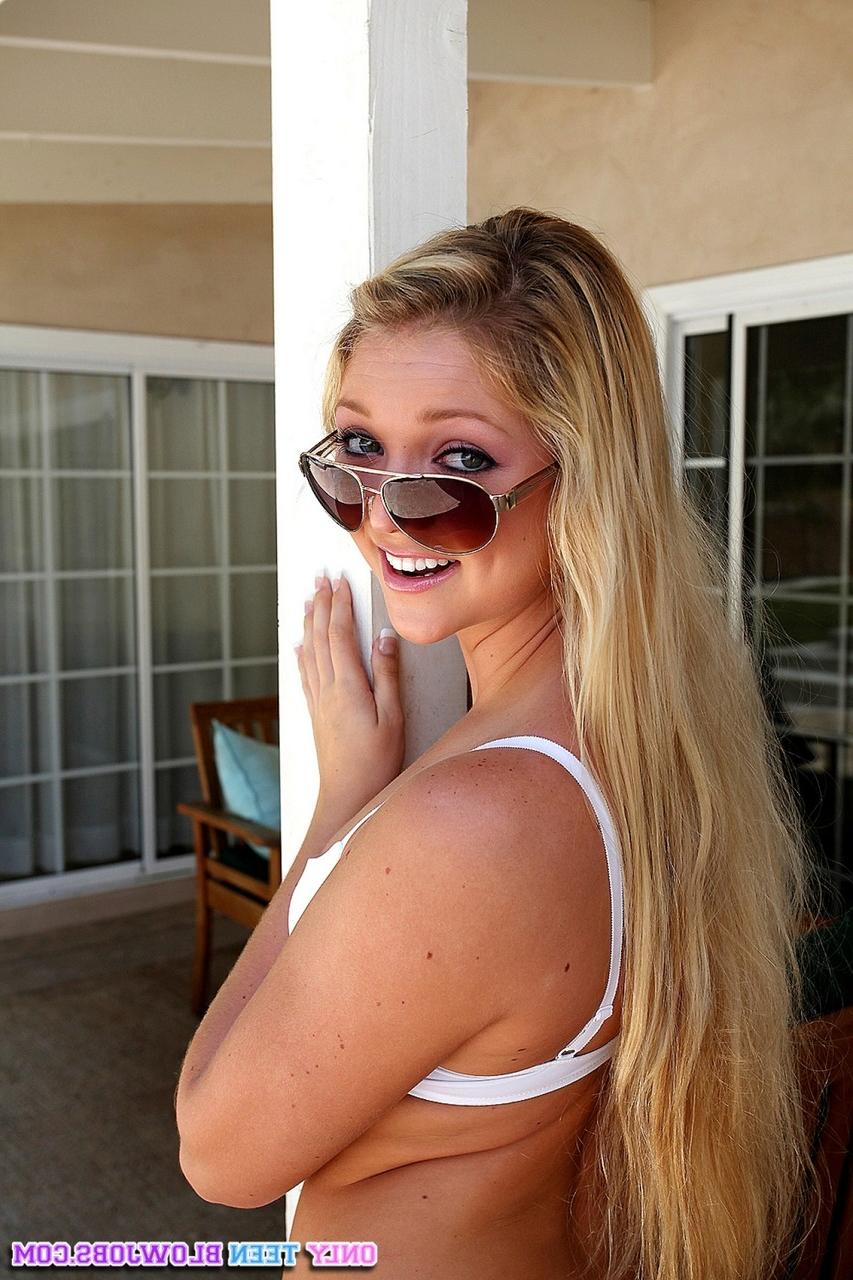 20P Die große blonde Hottie Jessie Andrews zieht sich aus und spreizt ihre langen Beine