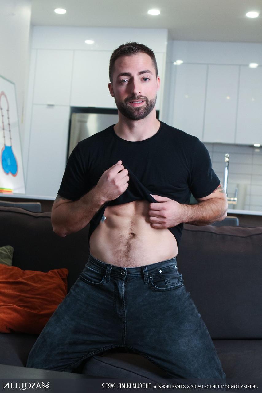 20P Três gays musculosos e excitados se despem e fodem em um trio hardcore