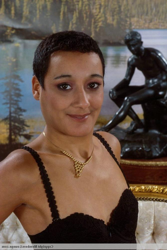 15P MILF indiana com cabelo curto brinca com o cu antes de embarcar em um pau