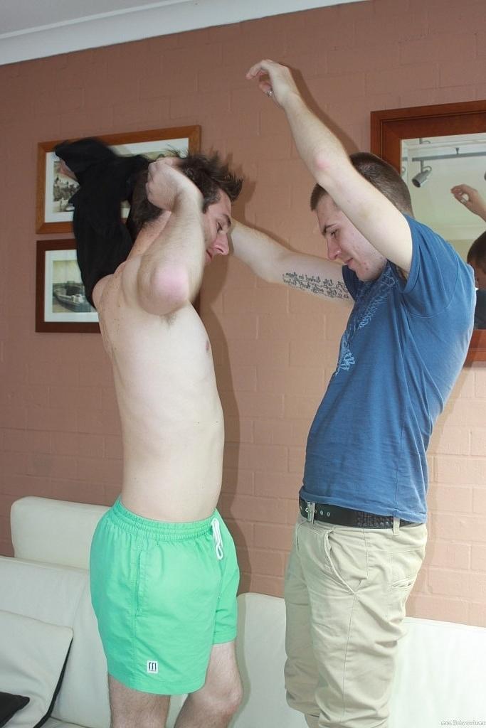 20P Los amateurs gay Bryce Banger y Will Weiner se duchan después del sexo anal estilo perrito