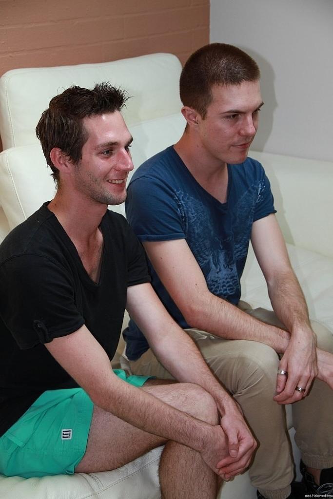 20P Los amateurs gay Bryce Banger y Will Weiner se duchan después del sexo anal estilo perrito