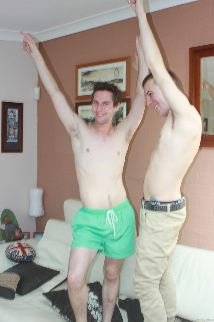 20P Los amateurs gay Bryce Banger y Will Weiner se duchan después del sexo anal estilo perrito