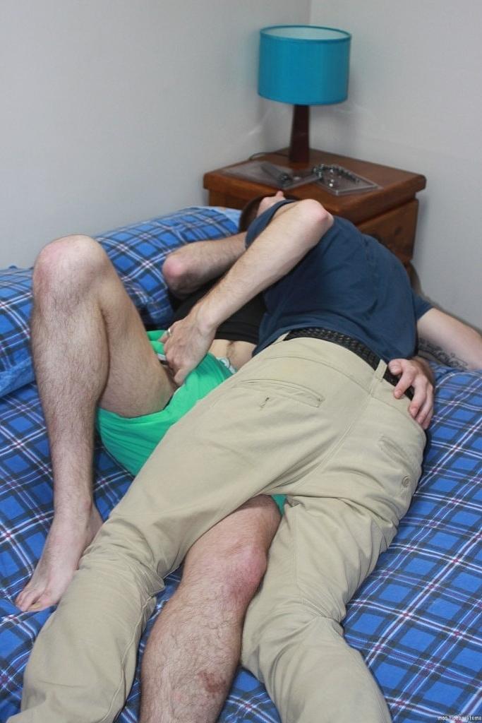 20P Los amateurs gay Bryce Banger y Will Weiner se duchan después del sexo anal estilo perrito