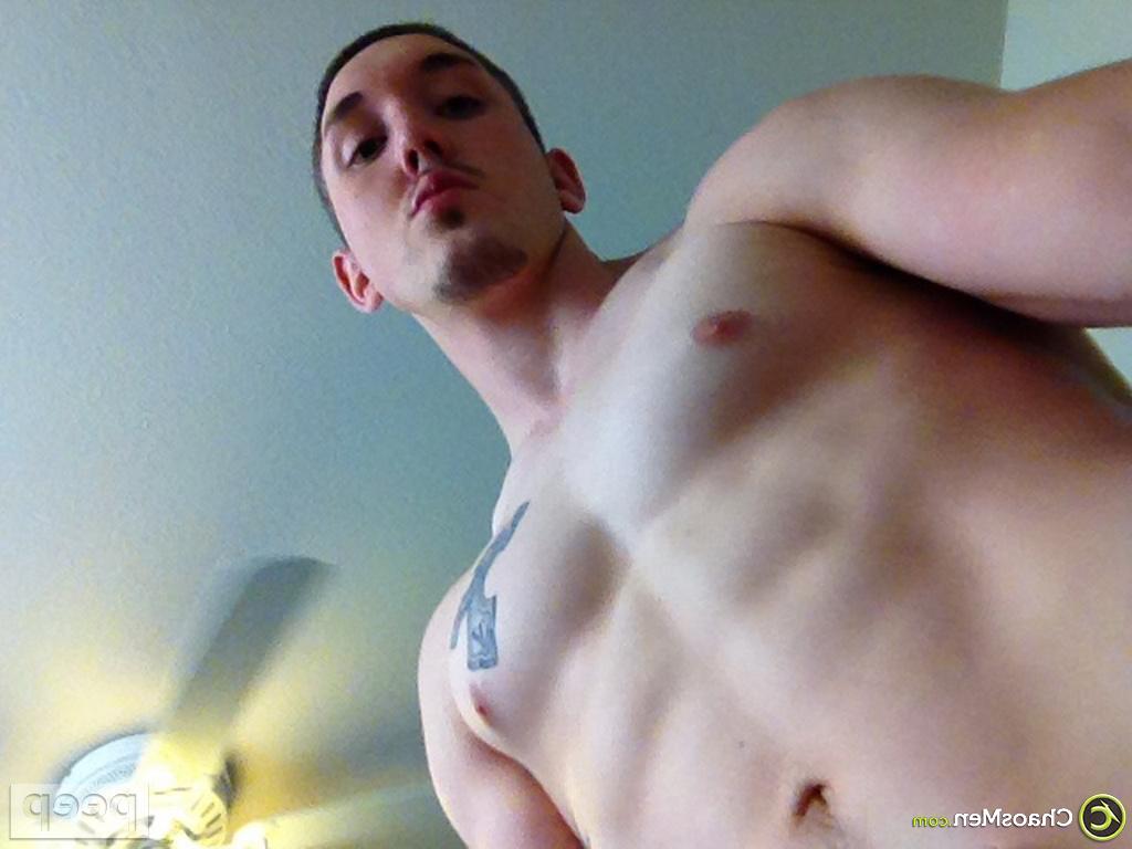 18P Justin Reid, le mignon gay bien membré, enlève son short et prend des selfies de sa grosse bite