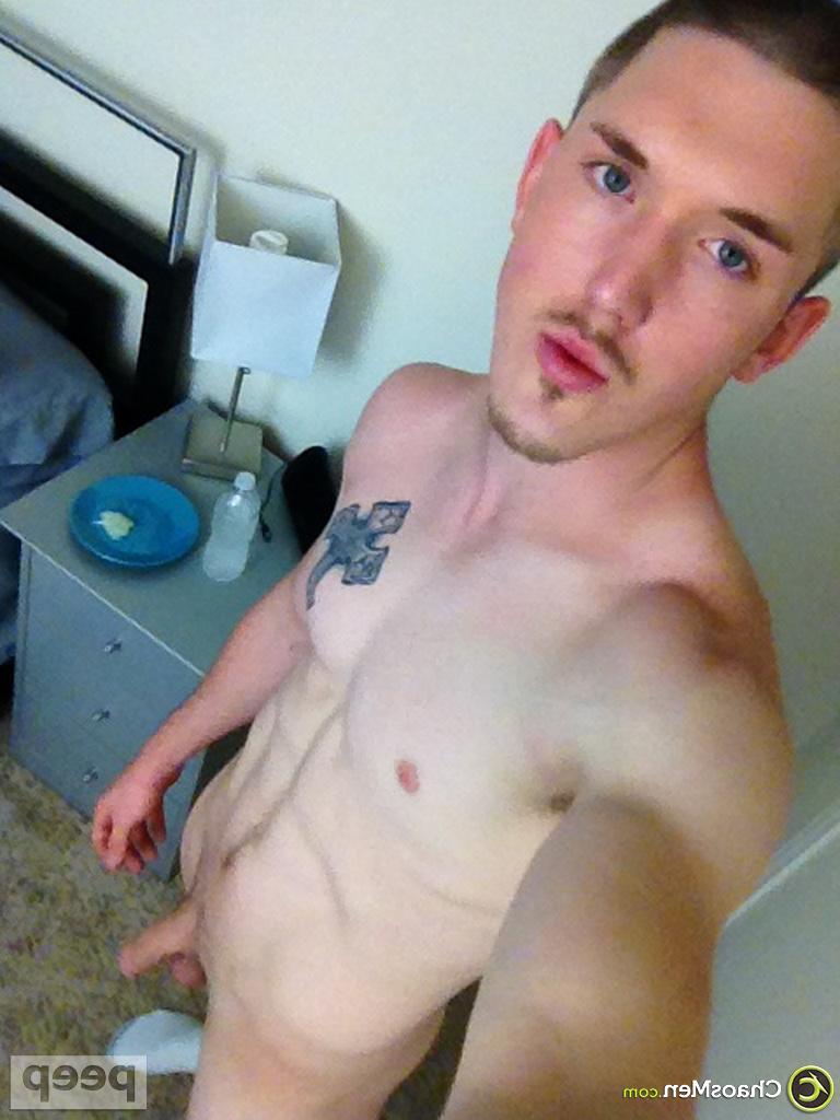 18P Justin Reid, le mignon gay bien membré, enlève son short et prend des selfies de sa grosse bite
