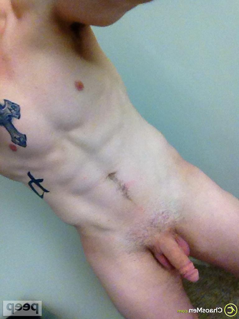 18P Justin Reid, le mignon gay bien membré, enlève son short et prend des selfies de sa grosse bite