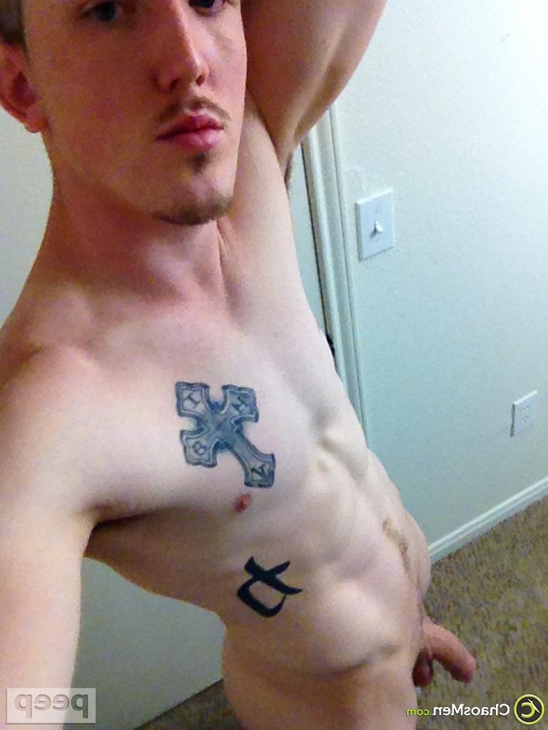 18P Justin Reid, le mignon gay bien membré, enlève son short et prend des selfies de sa grosse bite