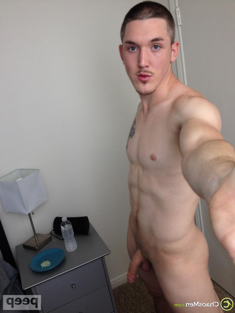 18P Justin Reid, le mignon gay bien membré, enlève son short et prend des selfies de sa grosse bite